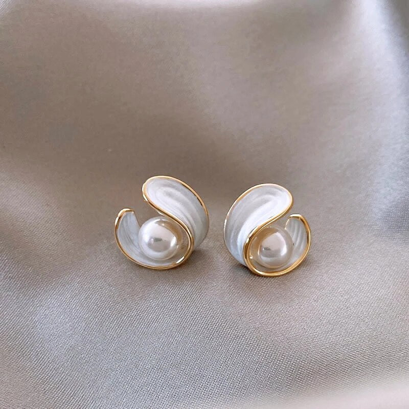 Boucles d'oreilles en opale blanche de luxe avec des perles en or