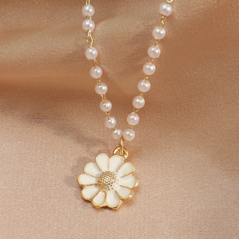 Pendentif marguerite ornée de perles