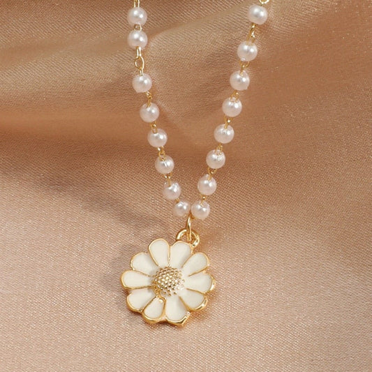 Pendentif marguerite ornée de perles