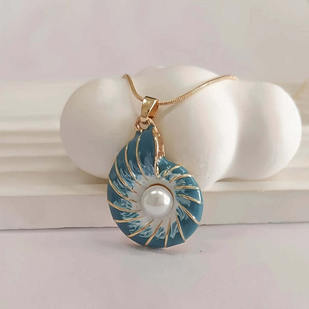 Collier de coquillages bleu perle